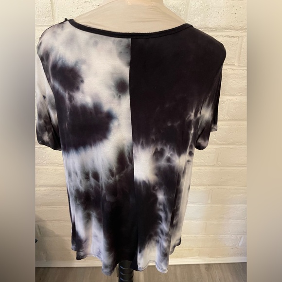 Caution to the Wind Black & White Tie Dye Graphic Short Sleeved Shirt, sz 1X - Picture 2 of 3
